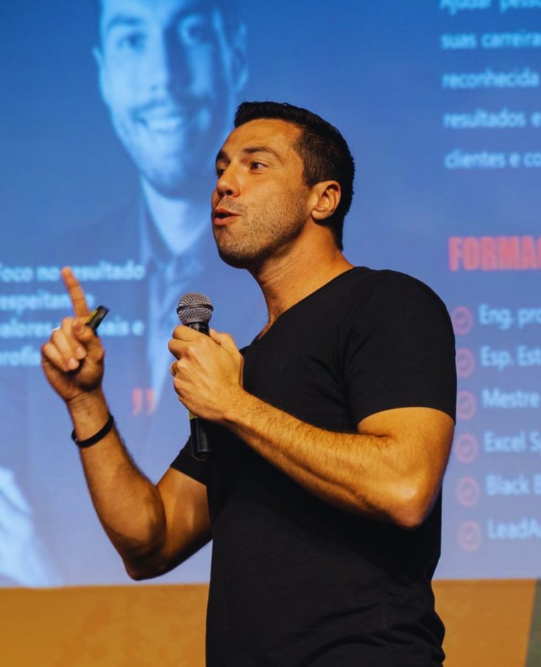 Thiago Coutinho, fundador da Voitto, durante uma palestra