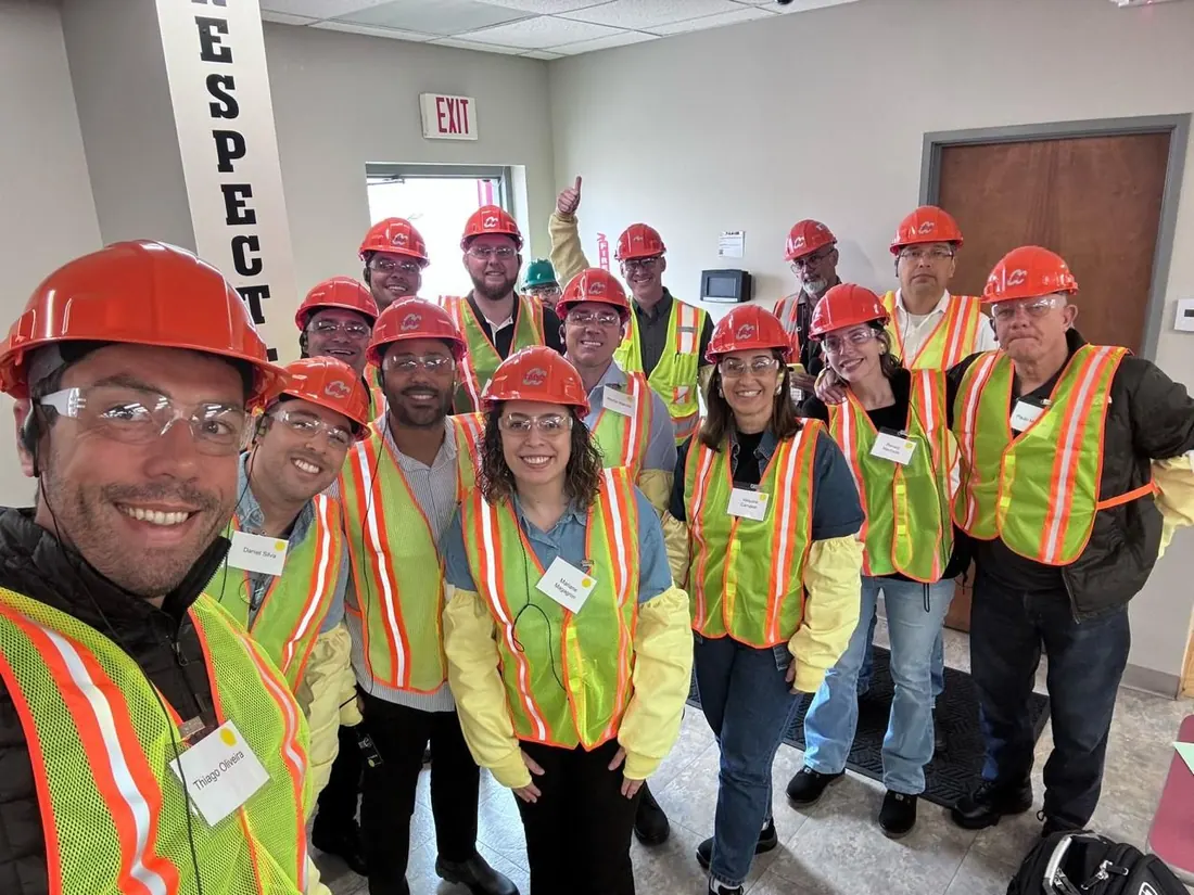 Equipe em visita técnica de campo com EPI durante formação Voitto