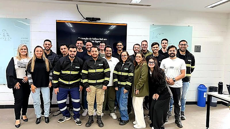 Turma in company ao final da formação de Yellow Belt em Lean Seis Sigma, com pessoal da operação de uniforme e do administrativo
