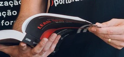 Exemplar do Guia Prático Lean Seis Sigma Black Belt aberto nas mãos do autor