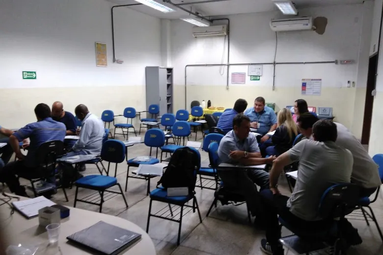 Equipe de uma empresa trabalhando em grupos durante programa in company
