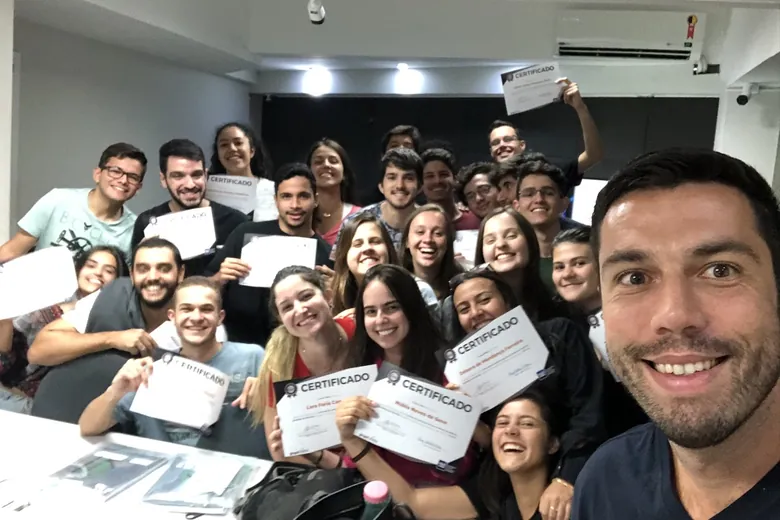 Turma comemorando a entrega dos certificados de certificação