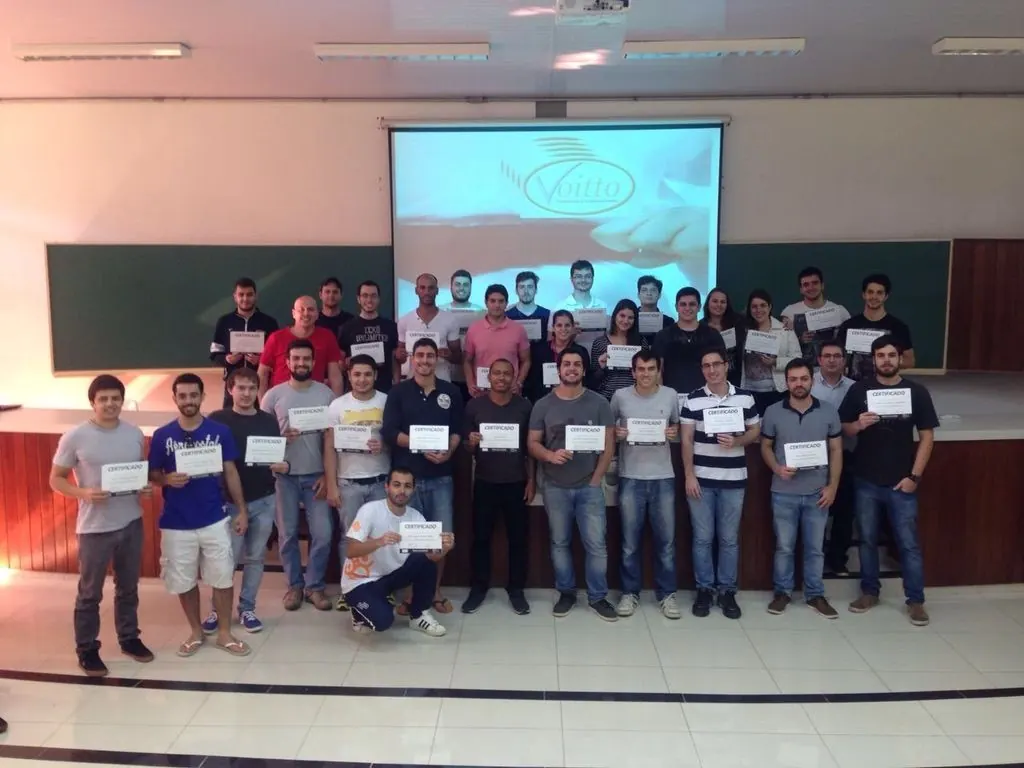 Turma de certificação Voitto reunida em auditório com os certificados