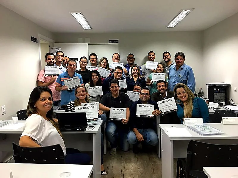 Turma reunida com os certificados ao final da formação