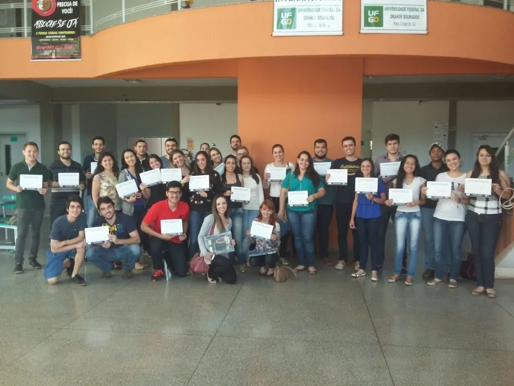 Turma de certificação com os certificados em mãos