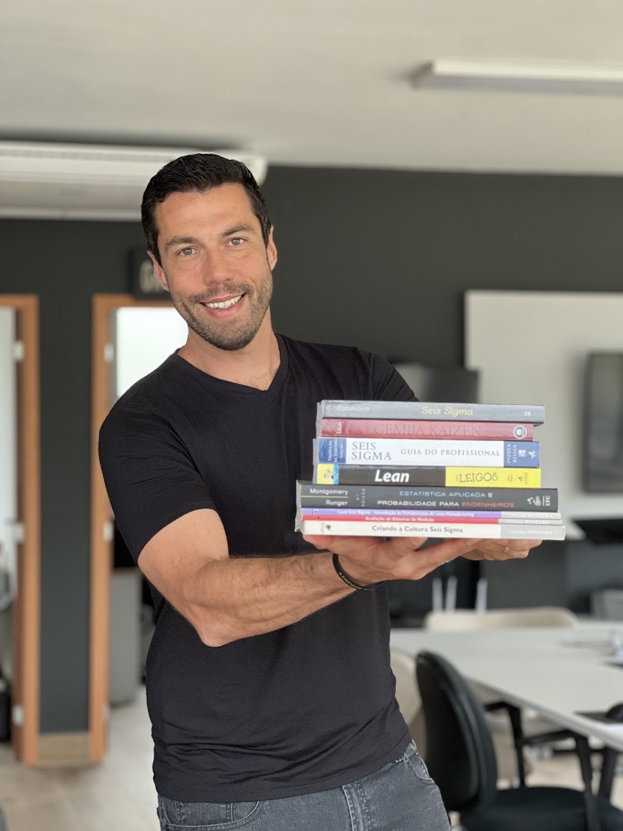 Thiago Coutinho com os livros de Lean Seis Sigma que fundamentam o método