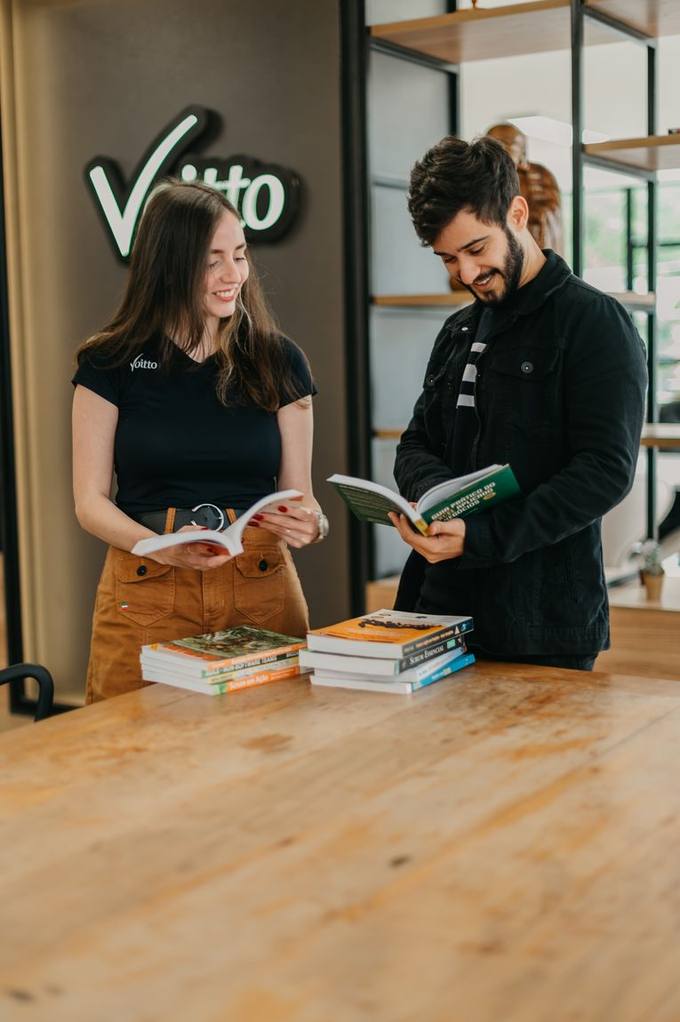 Colaboradores estudando na Voitto