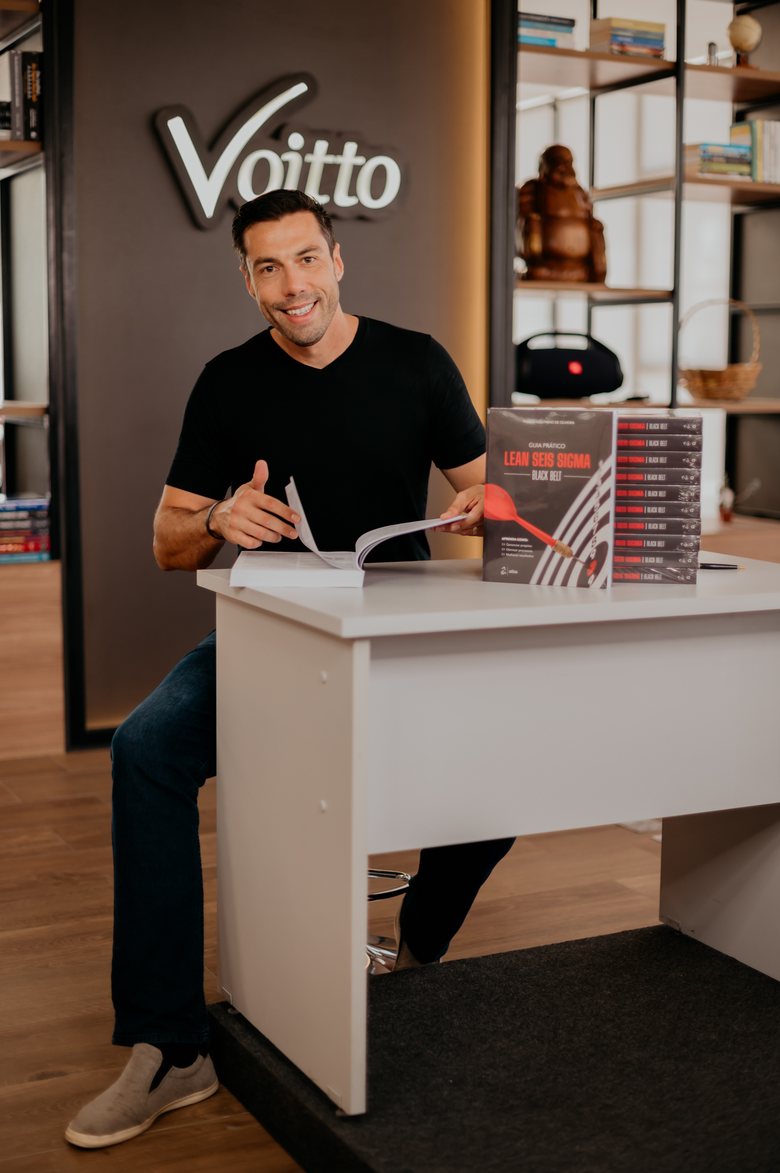Thiago Coutinho com o livro Guia Prático Lean Seis Sigma