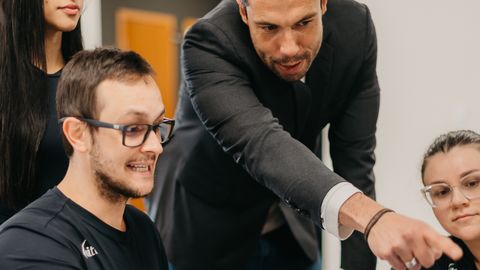 Programa personalizado — instrutor explicando conteúdo na tela