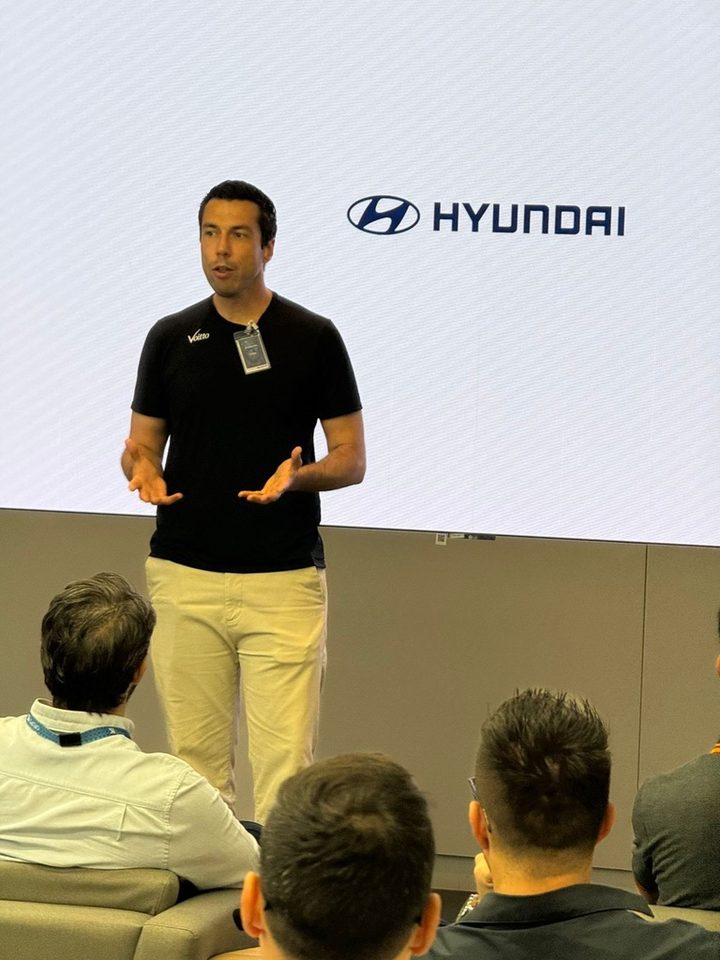 Thiago Coutinho conduzindo um treinamento in-company da Voitto para uma turma de colaboradores