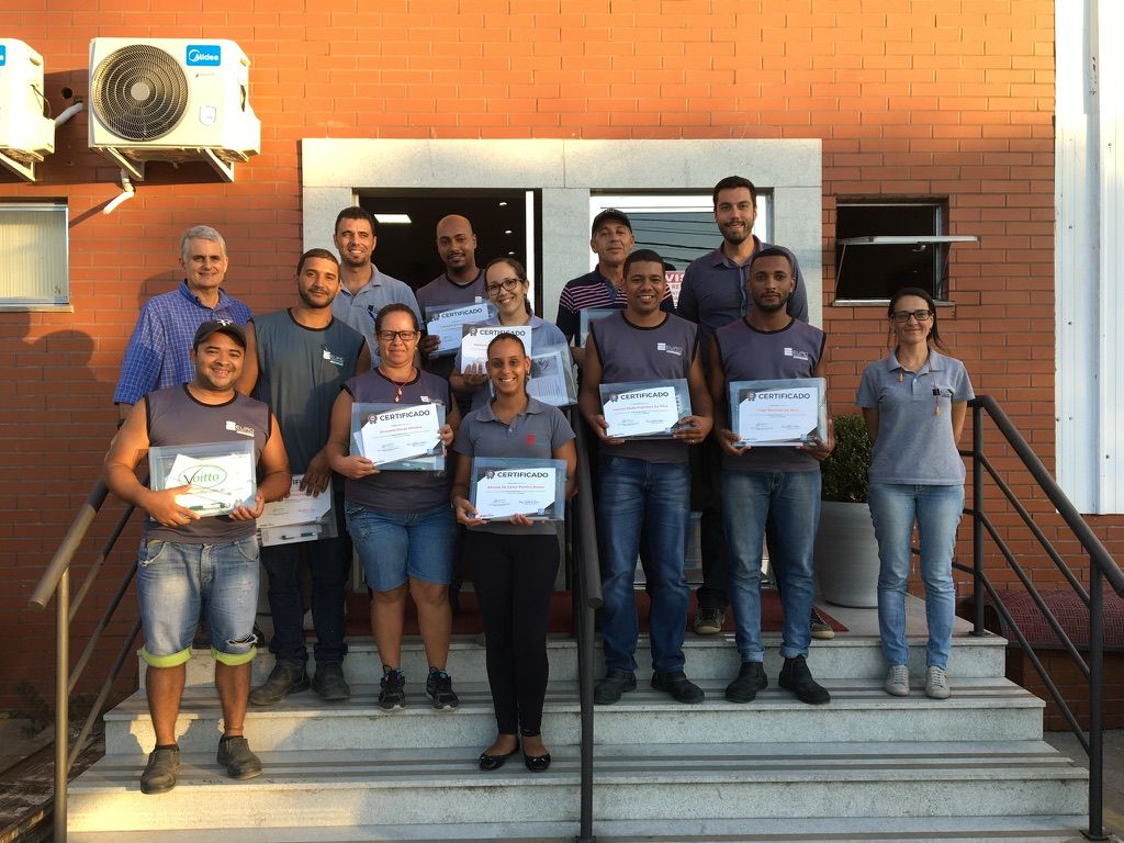 Operadores de uma indústria com os certificados do programa