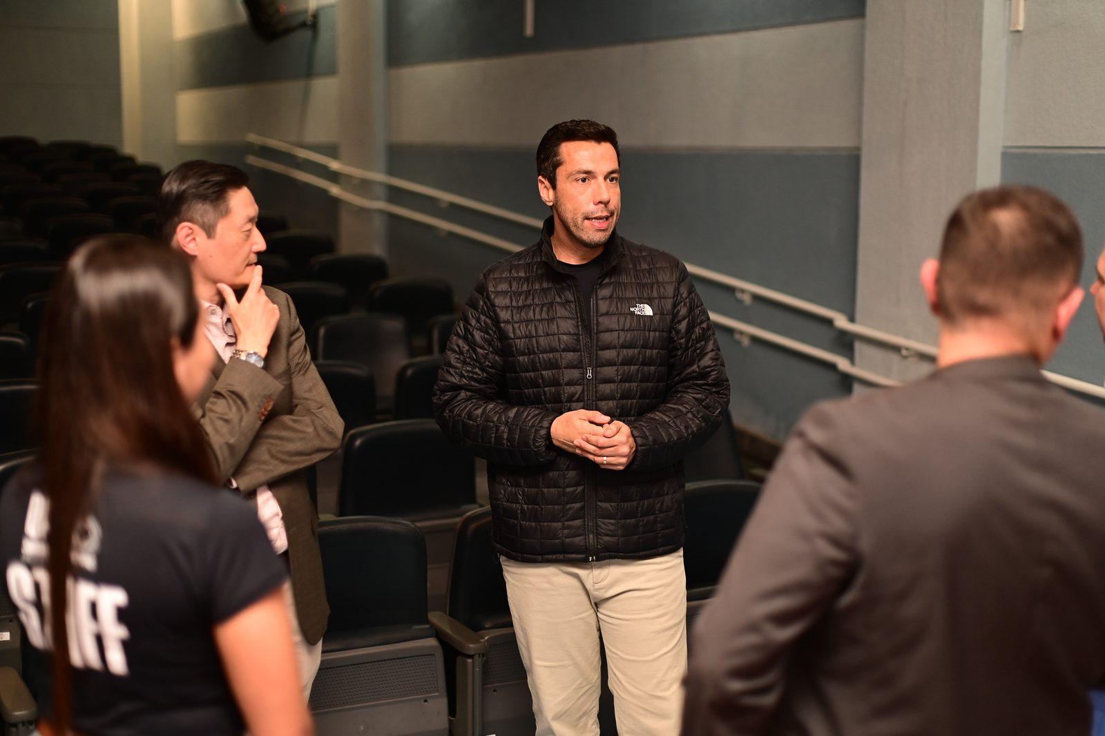 Thiago Coutinho conversando com participantes depois de uma aula