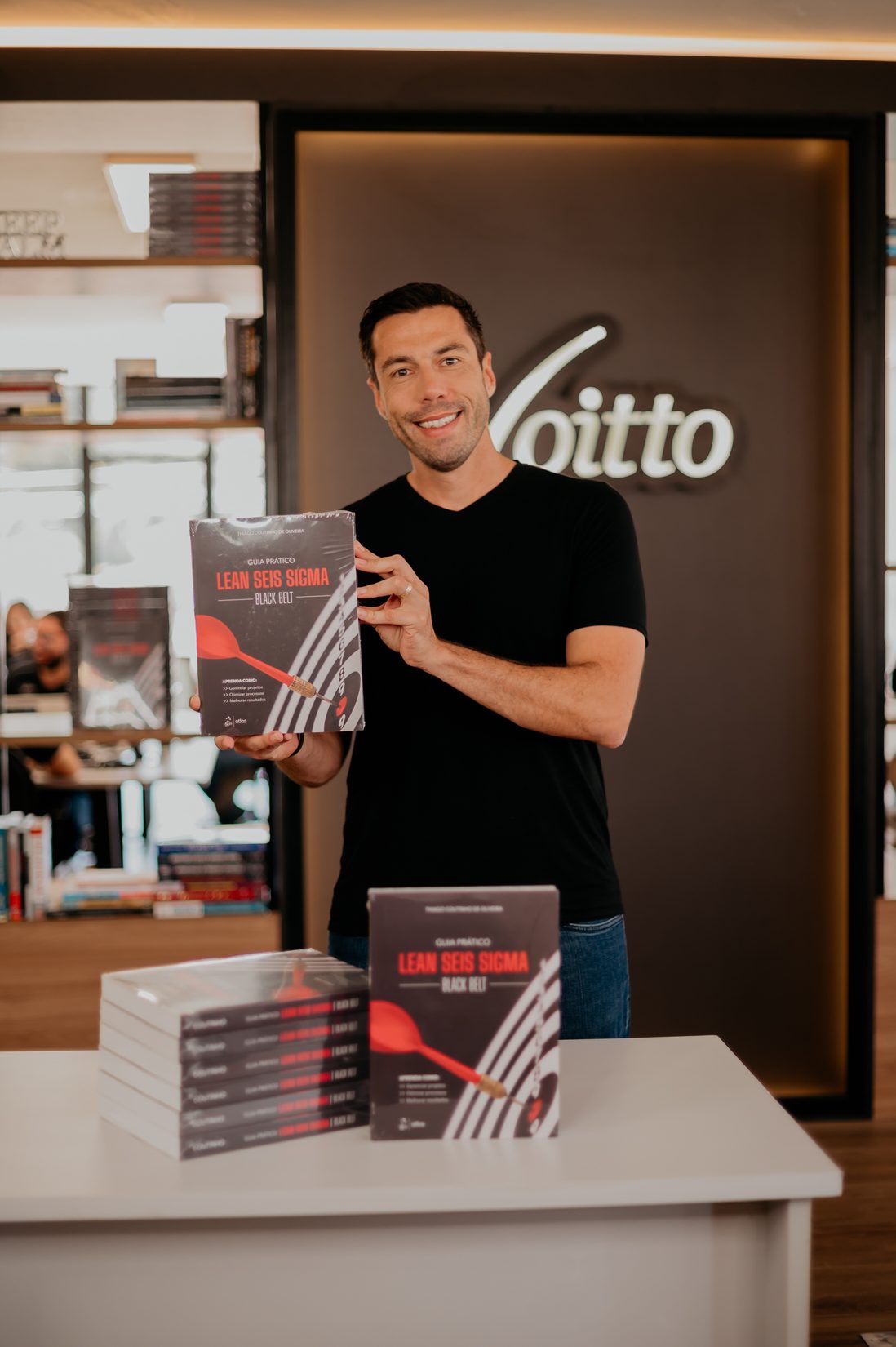 Thiago Coutinho com o Guia Prático Lean Seis Sigma Black Belt, na sede da Voitto