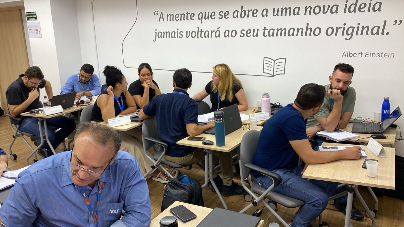 Turma de uma formação Voitto trabalhando em atividade prática