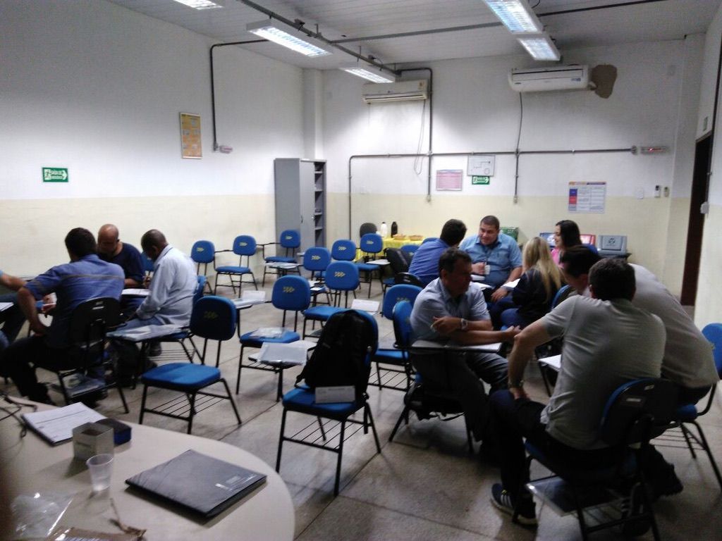 Turma in company em atividade prática durante o treinamento