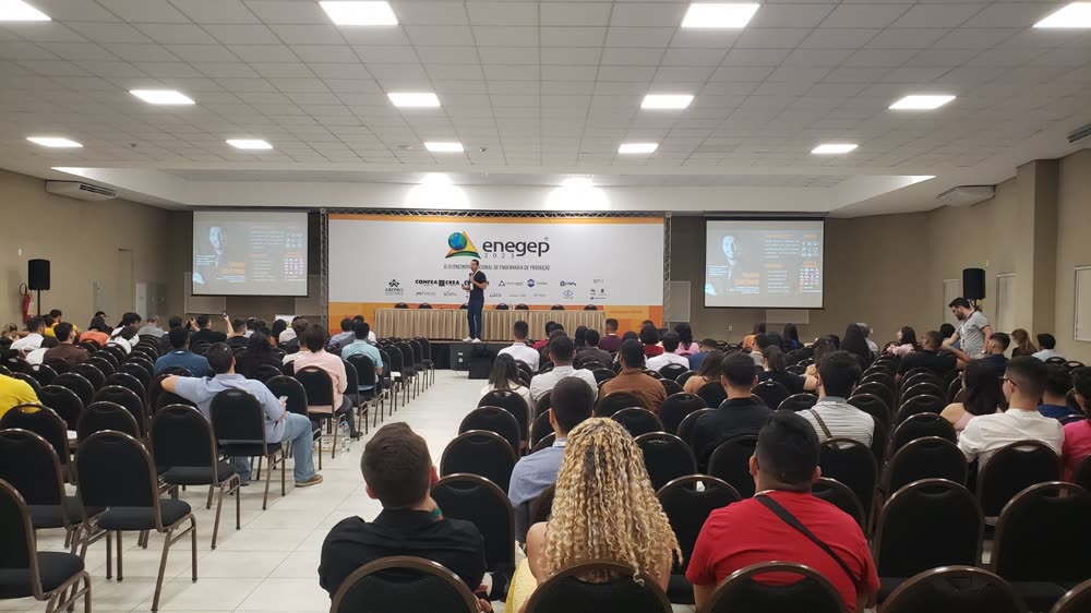 Thiago Coutinho em palestra no ENEGEP