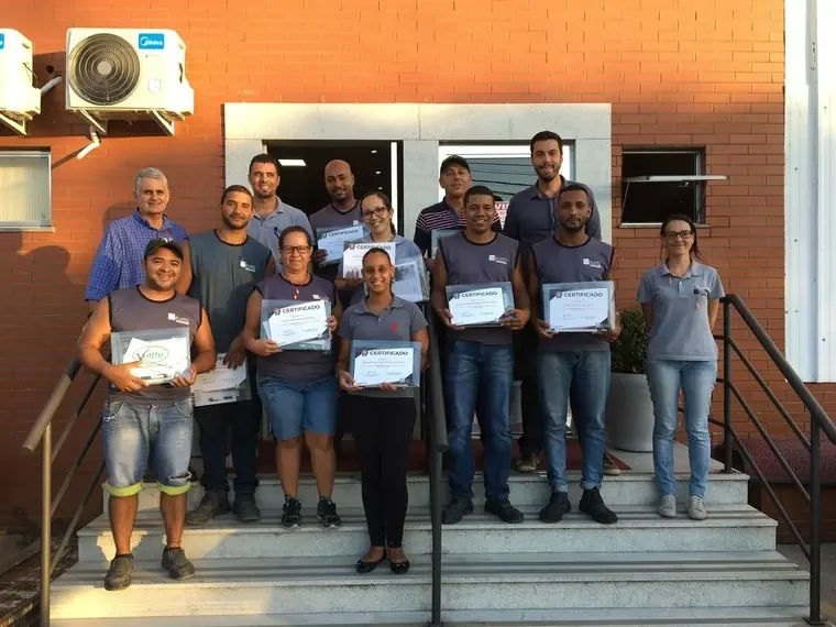Colaboradores certificados após programa de treinamento na empresa
