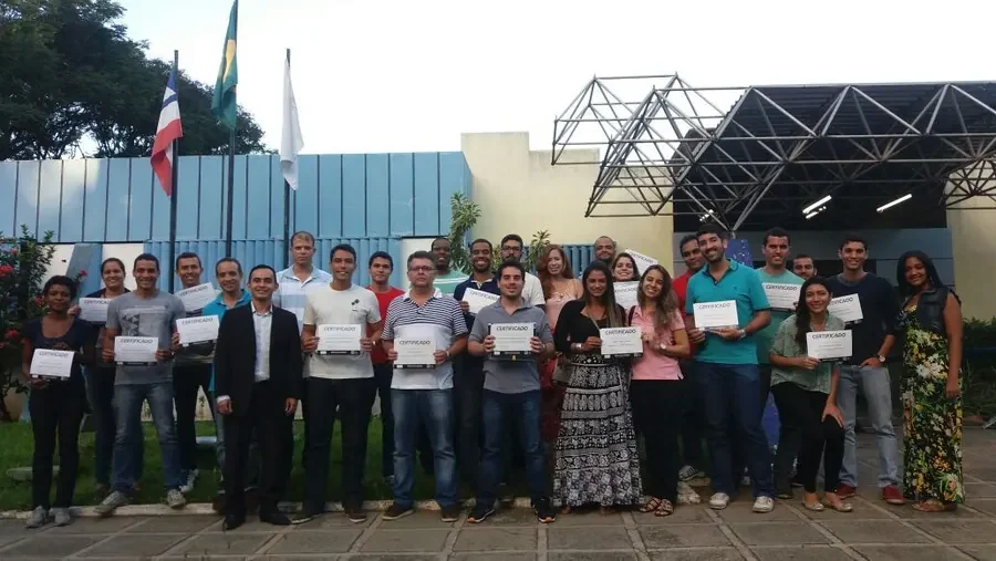 Turma numerosa de colaboradores de diferentes unidades reunida