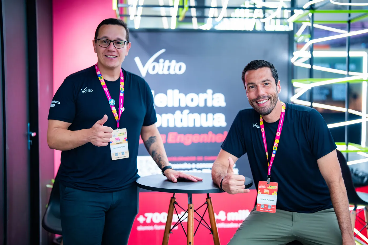 Edson Gonçalves Martins e Thiago Coutinho no estande da Voitto na 81ª SOEA