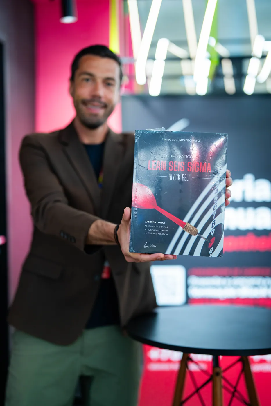 Livro Guia Prático Lean Seis Sigma Black Belt, de Thiago Coutinho, no estande da Voitto