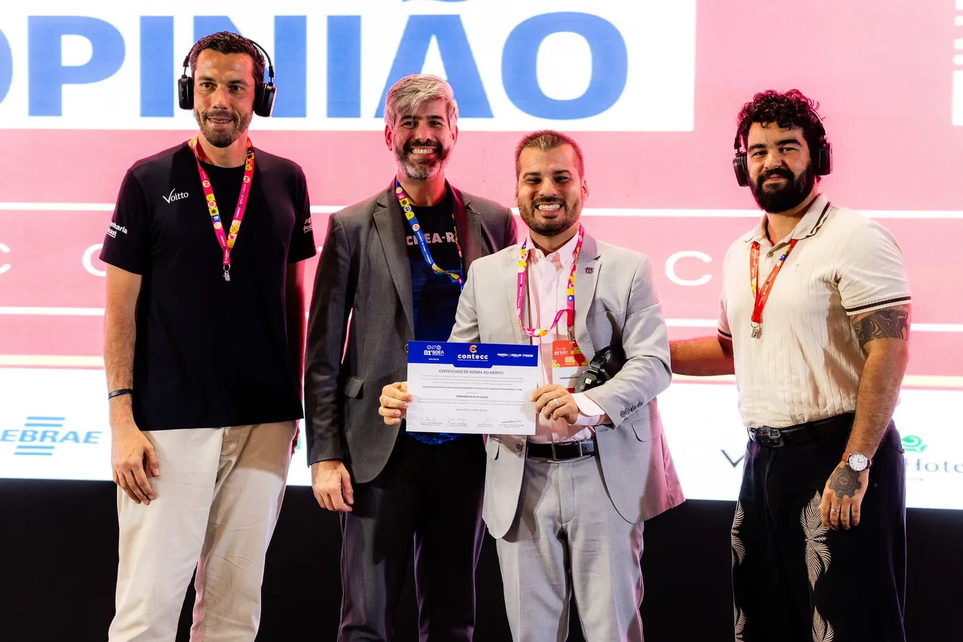 Entrega de certificado a autor premiado no CONTECC 2026, no palco da 81ª SOEA