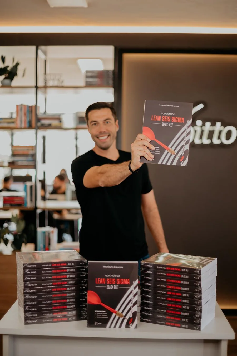 Thiago Coutinho apresentando o livro Guia Prático Lean Seis Sigma Black Belt