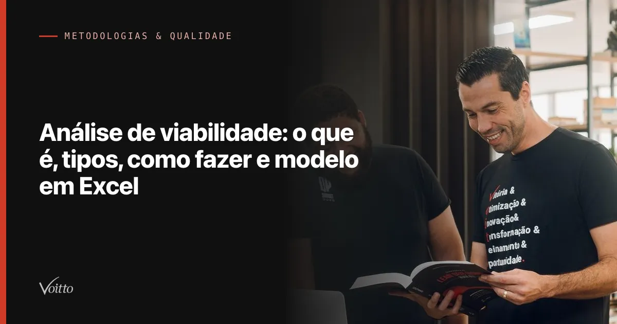 Thiago Coutinho de camiseta preta da Voitto analisando concentrado um livro aberto nas maos, com o texto Análise de viabilidade: o que é, tipos, como fazer e modelo em Excel sobre fundo escuro à esquerda
