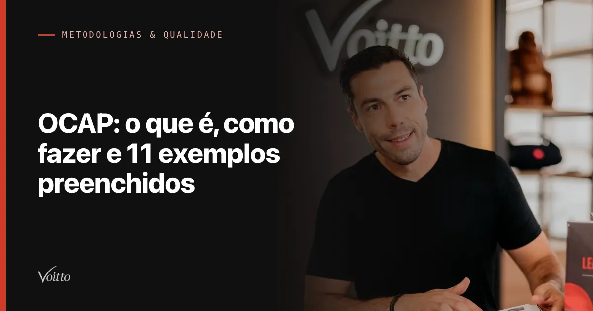 Profissional revisando um plano de reação impresso