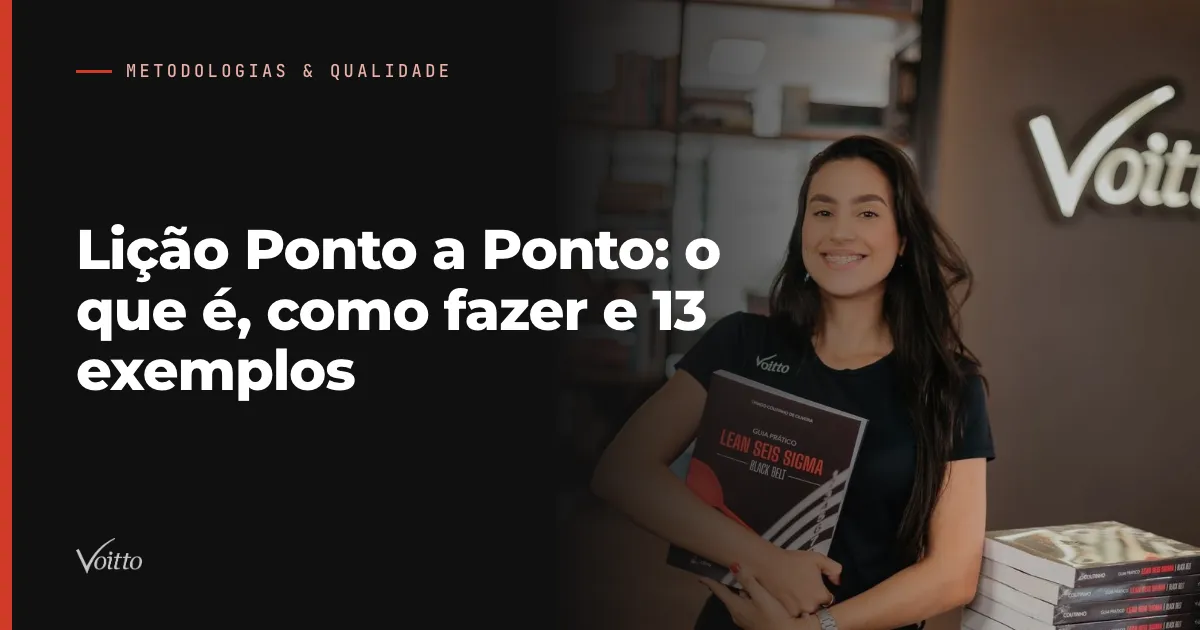 Uma mulher de camiseta preta da Voitto sorri segurando um guia prático de Lean Seis Sigma Black Belt junto ao corpo, de pé em um ambiente com estante ao fundo e o logotipo da Voitto iluminado na parede, com o texto Lição Ponto a Ponto: o que é, como fazer e 13 exemplos sobre fundo escuro à esquerda