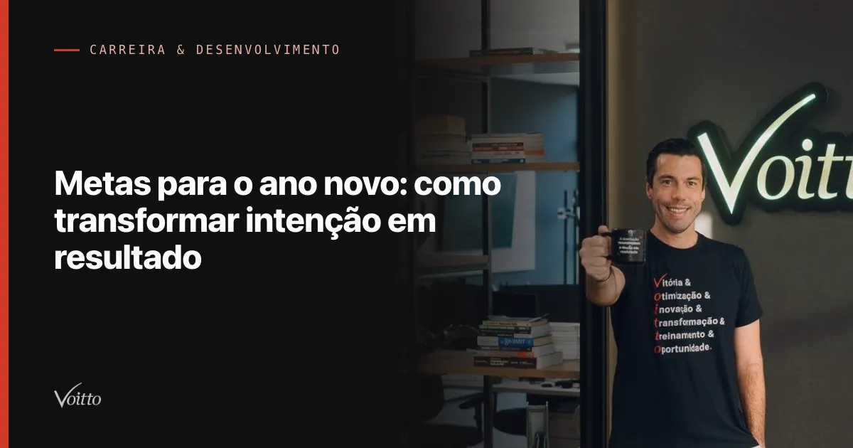Profissional planejando metas em quadro de gestão