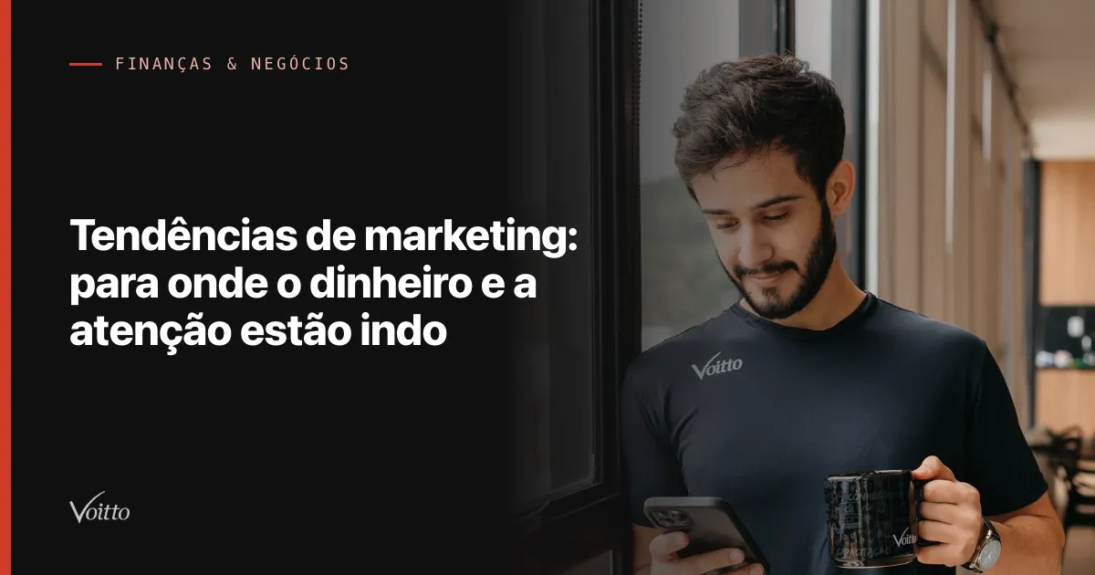 Equipe de marketing analisando desempenho de campanhas