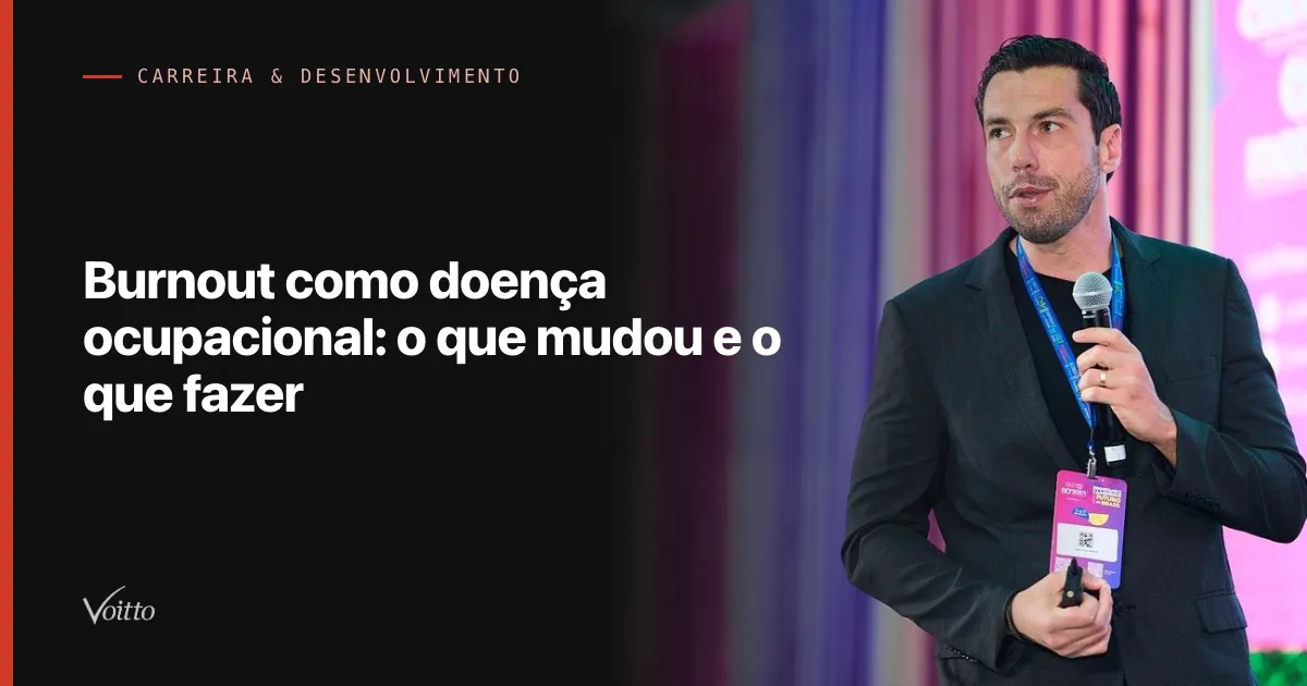 Profissional em momento de pausa no ambiente de trabalho
