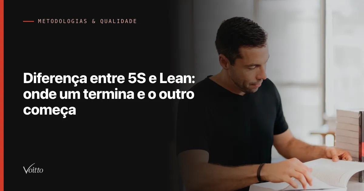 Thiago Coutinho sentado lendo um livro aberto sobre a mesa, com o texto Diferença entre 5S e Lean: onde um termina e o outro começa