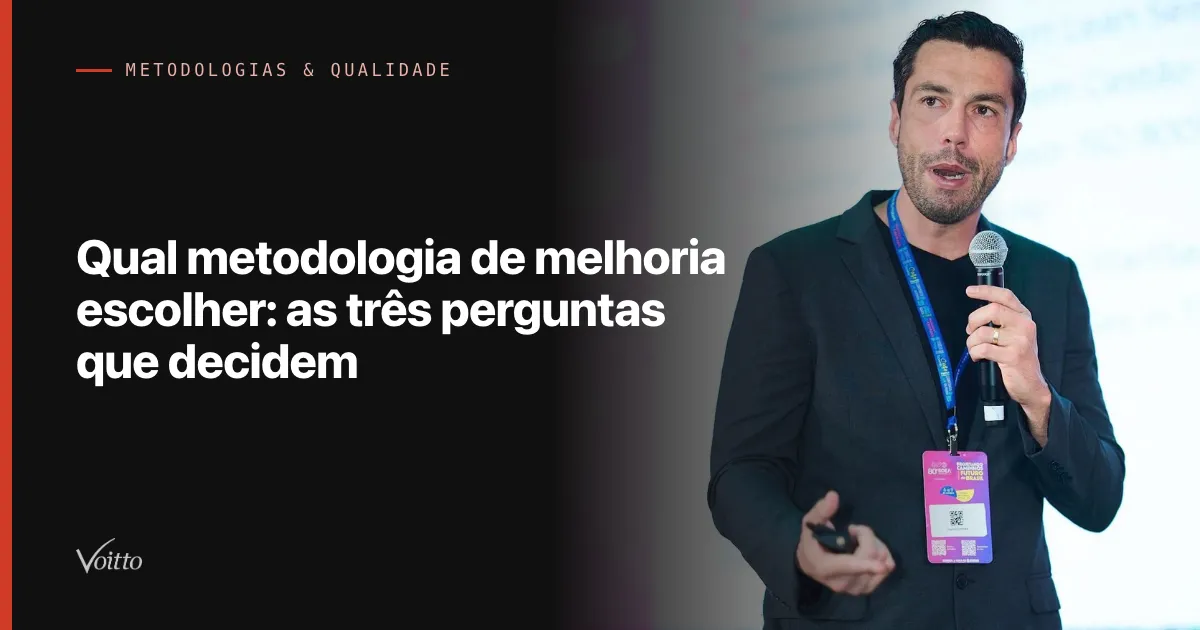 Thiago Coutinho de terno preto e crachá de evento, falando ao microfone num palco, com o texto Qual metodologia de melhoria escolher: as três perguntas que decidem