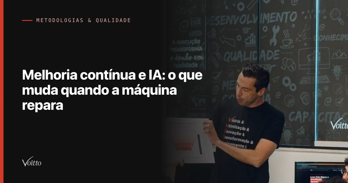 Thiago Coutinho, de camiseta preta, em pé num escritório segurando uma folha impressa enquanto apresenta, diante de um painel escuro coberto de ilustrações e das palavras Desenvolvimento, Qualidade e Capacitação, com o texto Melhoria contínua e IA: o que muda quando a máquina repara