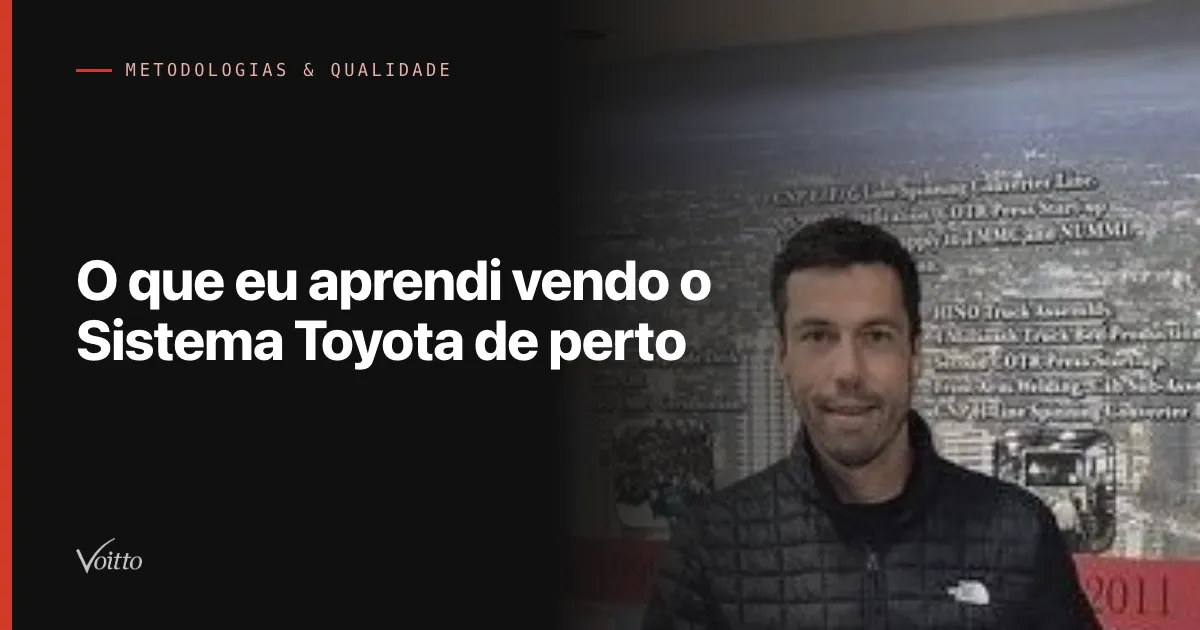 Thiago Coutinho de jaqueta preta acolchoada diante de um painel de parede com a linha do tempo de fábricas da Toyota, com o texto O que eu aprendi vendo o Sistema Toyota de perto