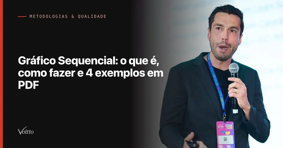Thiago Coutinho falando ao microfone de mão em um palco de evento, de blazer e camiseta preta, com crachá em cordão azul no peito e um apresentador de slides na outra mão, diante de uma tela de projeção clara ao fundo, com o texto Gráfico Sequencial: o que é, como fazer e 4 exemplos em PDF