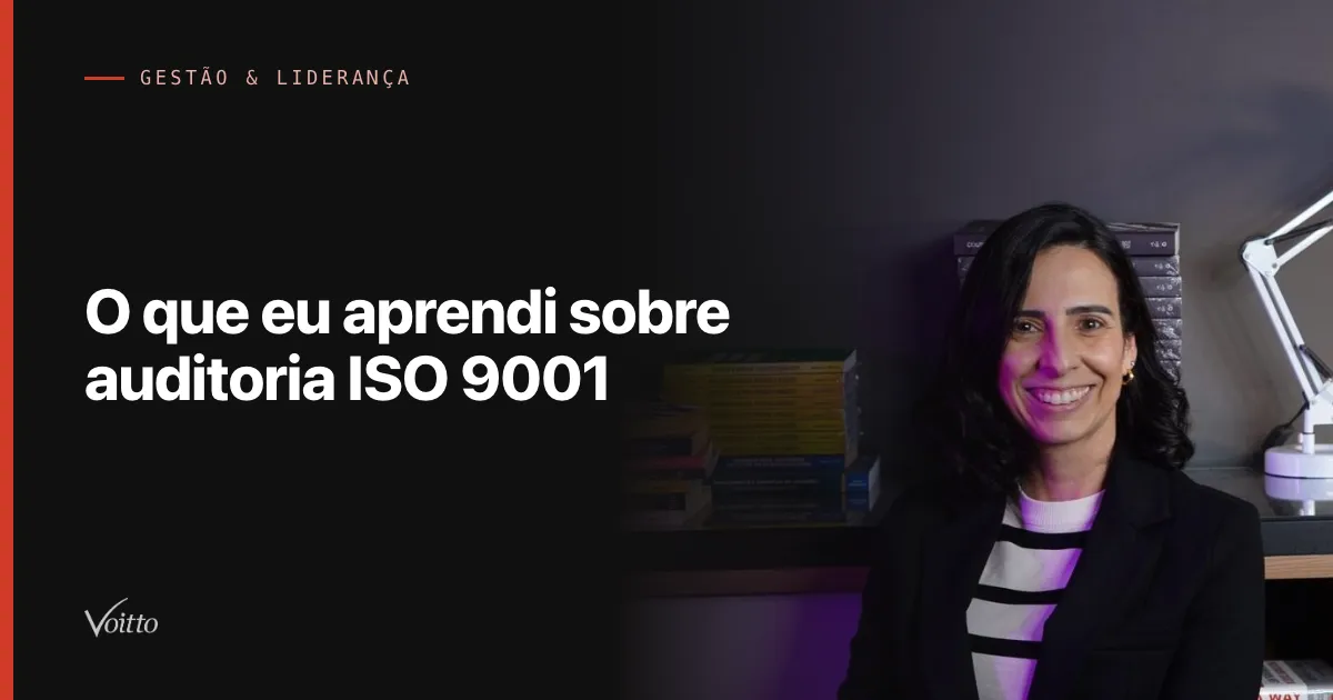 Mulher de blazer preto sorrindo num escritório, com uma pilha de livros e um abajur ao fundo, com o texto O que eu aprendi sobre auditoria ISO 9001