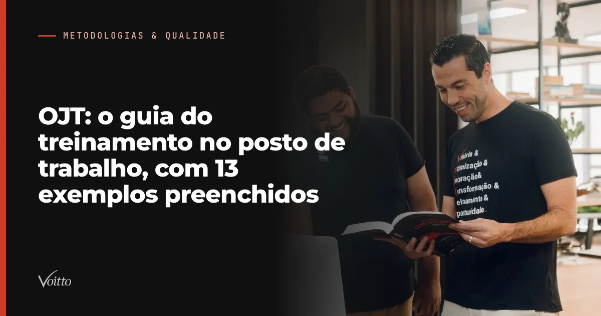 Thiago Coutinho, de camiseta preta estampada com palavras, sorri ao ler uma apostila aberta ao lado de um colega, os dois de pé em um escritório claro com prateleiras ao fundo, com o texto OJT: o guia do treinamento no posto de trabalho, com 13 exemplos preenchidos sobre fundo escuro à esquerda