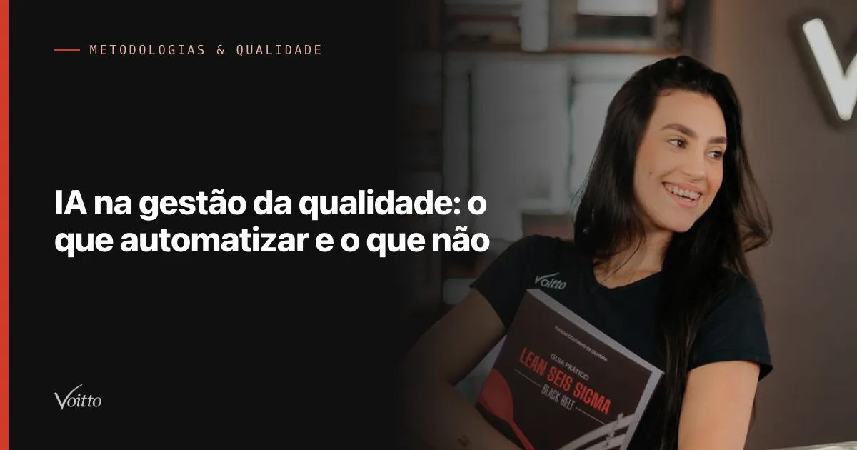 Mulher de camiseta preta da Voitto, cabelo escuro solto, sorrindo de lado num ambiente interno aquecido, segurando junto ao corpo o livro Guia Prático Lean Seis Sigma Black Belt, com o texto IA na gestão da qualidade: o que automatizar e o que não sobre fundo escuro à esquerda