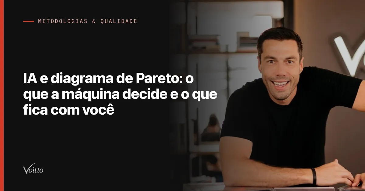 Homem de camiseta preta lisa apoiado sobre uma mesa num escritório, sorrindo e olhando para a câmera, com estante de livros e o V da Voitto desfocados ao fundo, e o texto IA e diagrama de Pareto: o que a máquina decide e o que fica com você sobre fundo escuro à esquerda