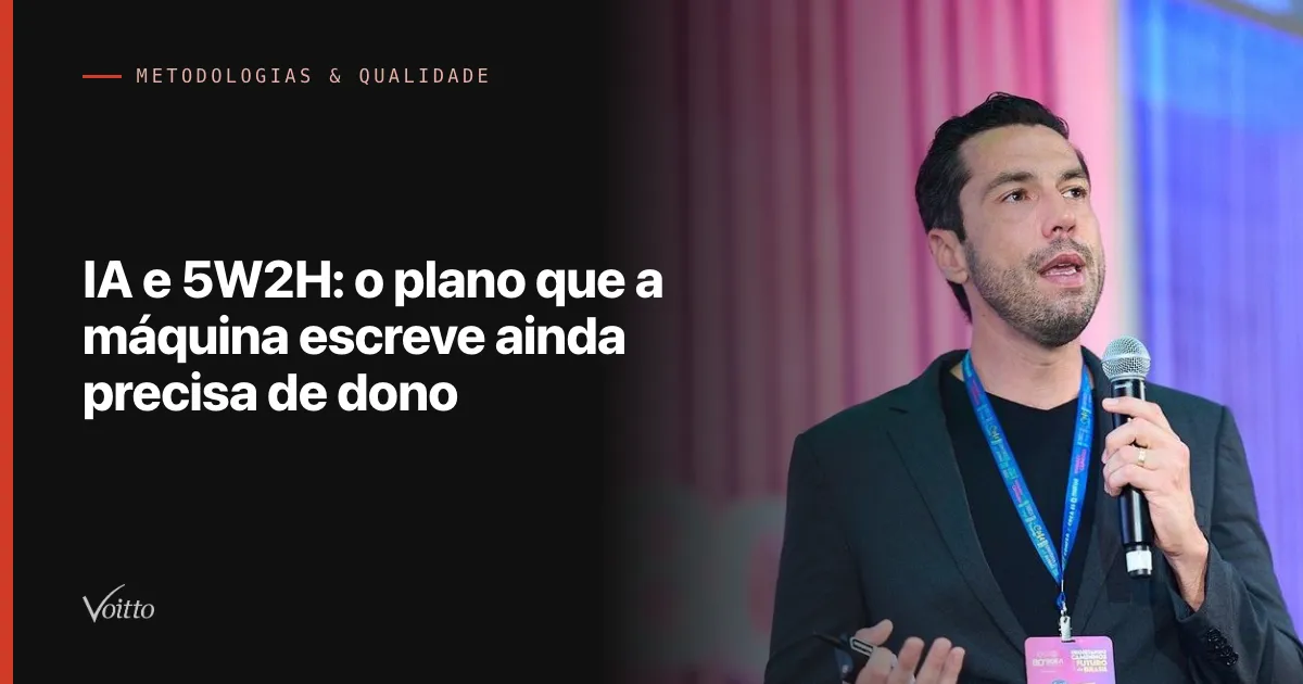 Thiago Coutinho falando ao microfone de mão em um evento, de blazer escuro sobre camiseta preta e crachá em cordão azul no peito, gesticulando com a outra mão diante de um fundo de palco iluminado em roxo e rosa, com o texto IA e 5W2H: o plano que a máquina escreve ainda precisa de dono sobre fundo escuro à esquerda