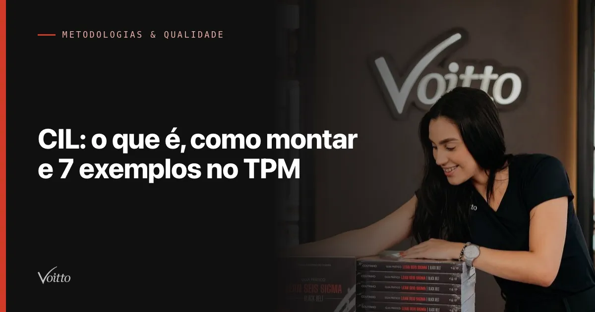 Colaboradora da Voitto de cabelos longos escuros e camiseta preta, olhando para baixo com um leve sorriso enquanto organiza uma pilha de livros sobre a mesa, com o logo da Voitto iluminado na parede ao fundo, com o texto CIL: o que é, como montar e 7 exemplos no TPM sobre fundo escuro à esquerda
