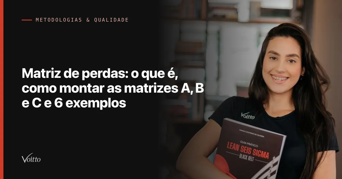 Colaboradora da Voitto de cabelos longos escuros e camiseta preta, sorrindo para a câmera e segurando o livro Lean Seis Sigma Black Belt diante do corpo, com estantes de livros ao fundo, com o texto Matriz de perdas: o que é, como montar as matrizes A, B e C e 6 exemplos sobre fundo escuro à esquerda