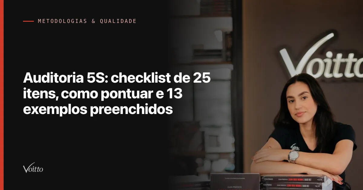 Colaboradora da Voitto de cabelos longos escuros e camiseta preta, sentada com os braços cruzados sobre uma pilha de livros, sorrindo levemente para a câmera, com o logo da Voitto iluminado na parede ao fundo, com o texto Auditoria 5S: checklist de 25 itens, como pontuar e 13 exemplos preenchidos sobre fundo escuro à esquerda