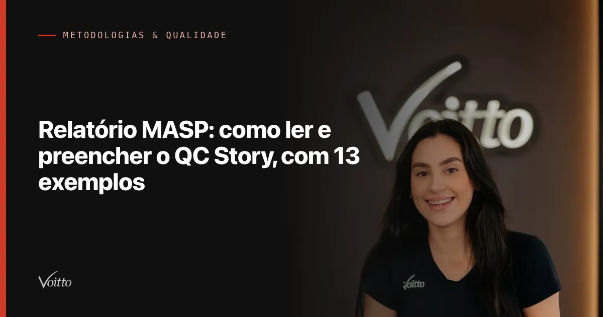 Colaboradora da Voitto de cabelos longos escuros e camiseta preta, em retrato frontal sorrindo para a câmera, diante de uma parede escura com o logo da Voitto iluminado ao fundo, com o texto Relatório MASP: como ler e preencher o QC Story, com 13 exemplos sobre fundo escuro à esquerda