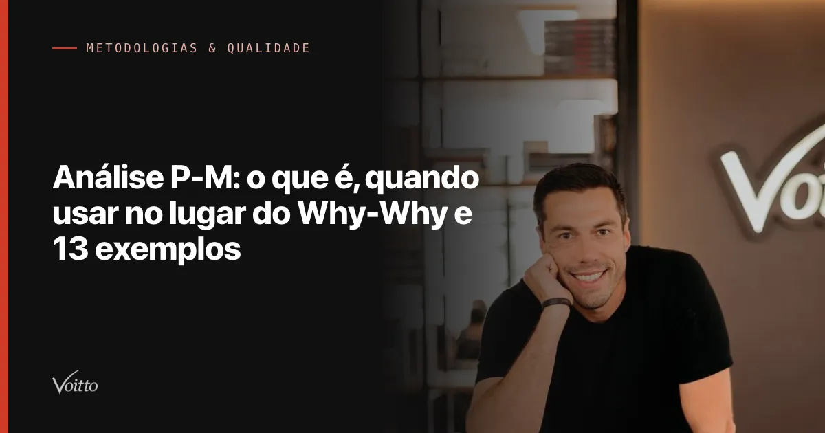 Thiago Coutinho de camiseta preta, com a mão apoiada no queixo e um sorriso leve, olhando para a câmera diante de uma parede escura com o logo da Voitto iluminado ao fundo, com o texto Análise P-M: o que é, quando usar no lugar do Why-Why e 13 exemplos sobre fundo escuro à esquerda