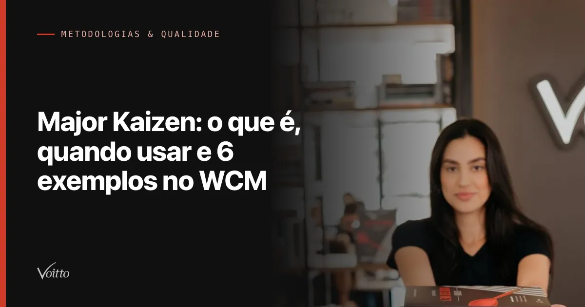 Colaboradora da Voitto de cabelos longos escuros e camiseta preta, sentada com expressão séria olhando para a câmera e as mãos sobre uma pilha de livros, diante de uma parede escura com o logo da Voitto iluminado ao fundo, com o texto Major Kaizen: o que é, quando usar e 6 exemplos no WCM sobre fundo escuro à esquerda