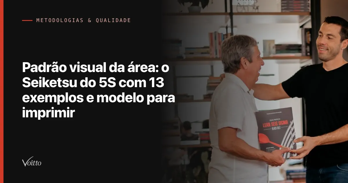 Thiago Coutinho de camiseta preta, sorrindo enquanto entrega um exemplar do livro a um homem de cabelos grisalhos e camisa clara, diante de estantes de livros, com o texto Padrão visual da área: o Seiketsu do 5S com 13 exemplos e modelo para imprimir sobre fundo escuro à esquerda