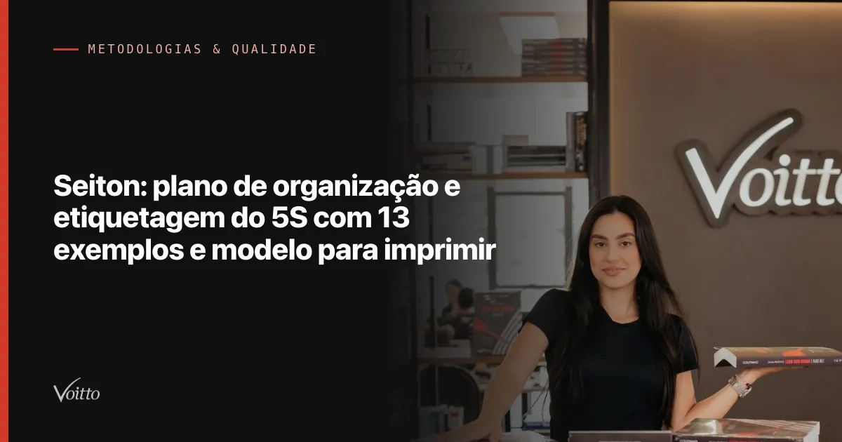 Colaboradora da Voitto de cabelos longos escuros e camiseta preta, em plano aberto apontando para uma pilha de livros sobre a mesa ao lado, com o logo da Voitto iluminado na parede escura ao fundo, com o texto Seiton: plano de organização e etiquetagem do 5S com 13 exemplos e modelo para imprimir sobre fundo escuro à esquerda